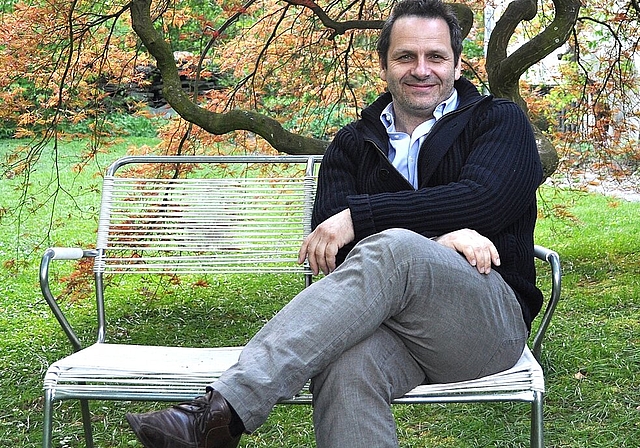 Daniel Schneider vor seinem apanischenFächerahorn im Garten. vwe)
