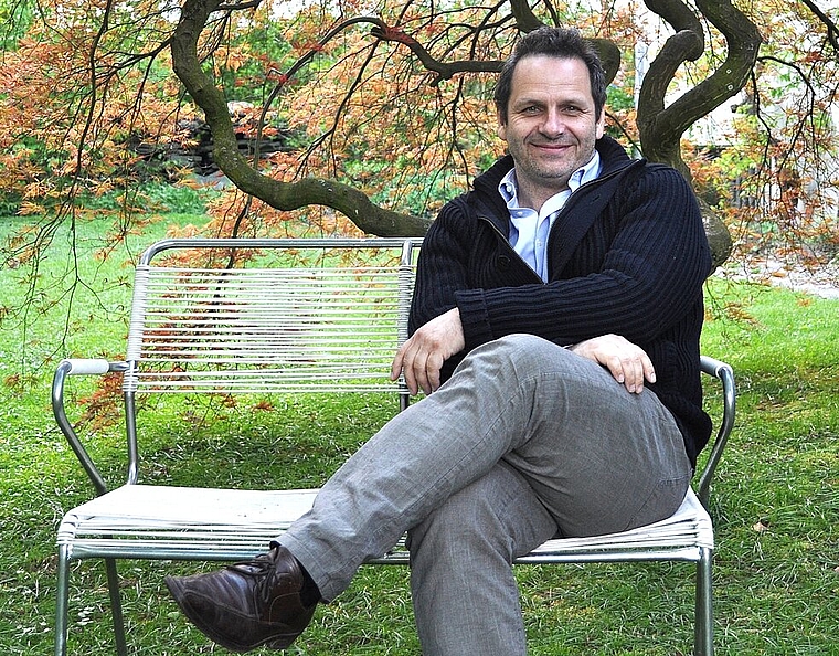 Daniel Schneider vor seinem apanischenFächerahorn im Garten. vwe)