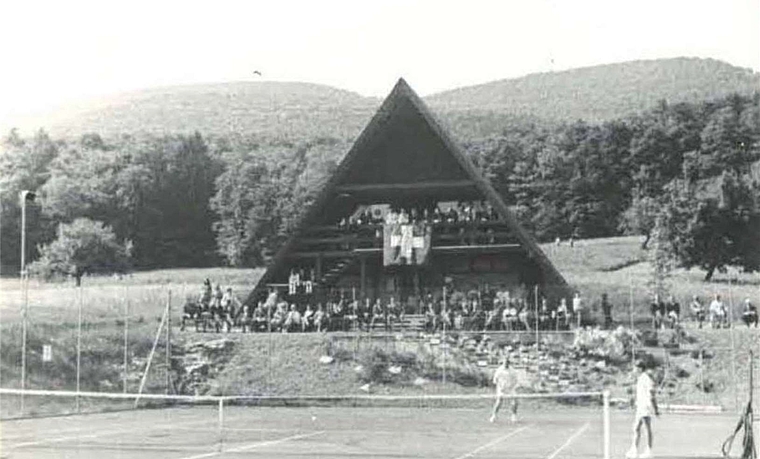 Das bestehende Clubhaus im schwedischen Baustil stand bereits zu Anfangszeiten in Wangen bei Olten. ZVG)