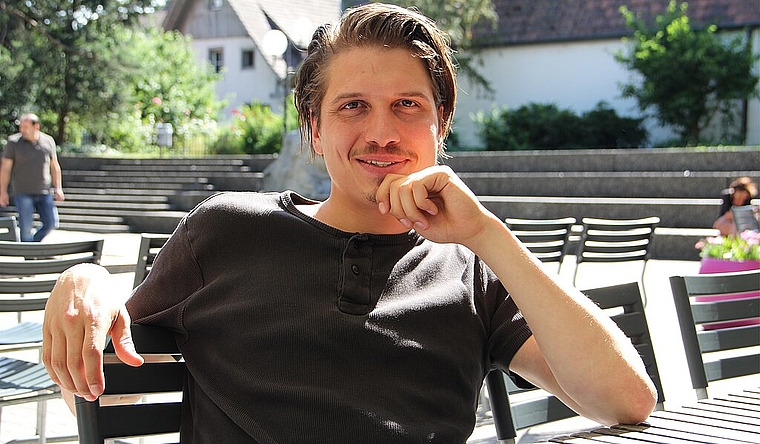 Der Schauspieler Dimitri Stapfer freut sich auf sein Heimspiel in der Oltner Bar Galicia. (Bild: mim)