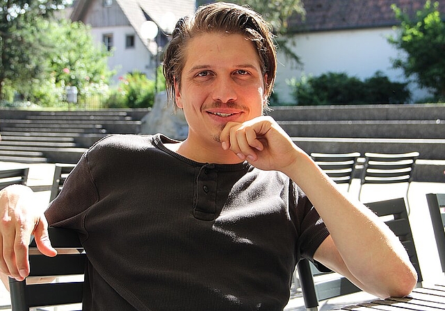 Der Schauspieler Dimitri Stapfer freut sich auf sein Heimspiel in der Oltner Bar Galicia. (Bild: mim)