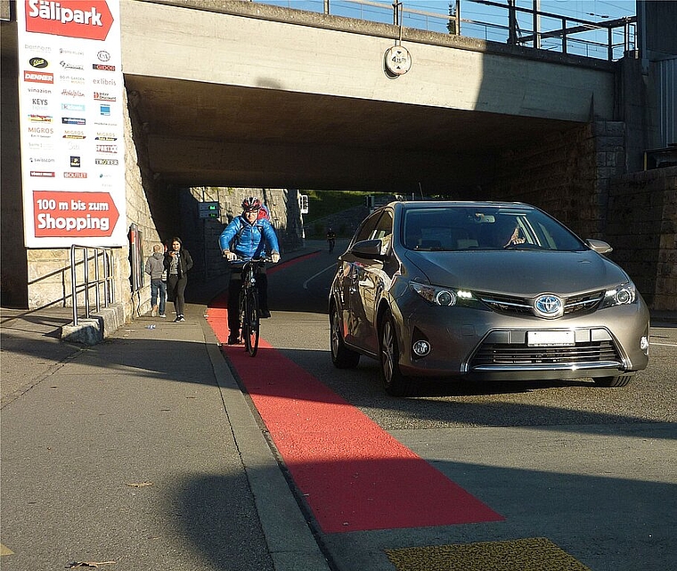 Das erdbeerrote Farbband soll helfen, die Koexistenz und die Rücksichtnahme zwischen den Automobilisten und den Velofahrenden zu verbessern. (Bild: ZVG)