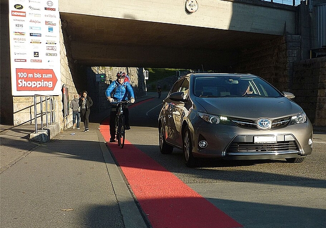 Das erdbeerrote Farbband soll helfen, die Koexistenz und die Rücksichtnahme zwischen den Automobilisten und den Velofahrenden zu verbessern. (Bild: ZVG)