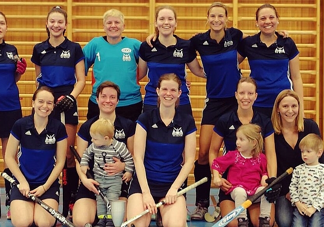 Das NLB-Meisterteam: (hinten v.l.) Lena Grütter, Nina Buri, Torhüterin Sabine Leszko, Géraldine Studemann, Liselotte Schoemaker und Rahel Stampfli. (vorne v.l.) Eva Affolter, Nadine Grütter, Sarah Buri, Ariane Sinniger und Coach Regula Casati. (B