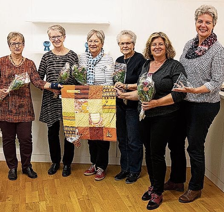 Näherinnen der Nesteldecken (v.l.): Erika Biedermann, Vreni Kissling, Ruth Leuenberger, Trudi Hirschi, Magdalena Gaffuri und Liselotte Züllig. (Bild: ZVG)