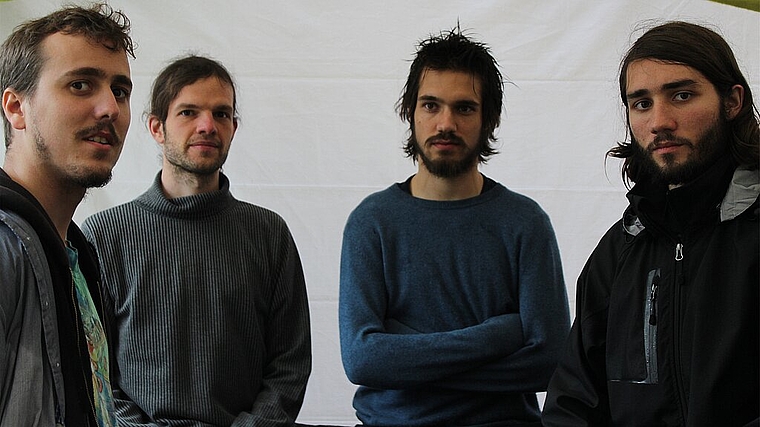 Valentin Baumgartner (l.), Andi Bissig, Adrian Böckli und Jonas Künzli von der Band «Extrafish» präsentieren am Samstag,19. November ihr Debütalbum «Simplify this Fish» ganze 12 Stunden lang im Coq d’Or. (Bild: ZVG)