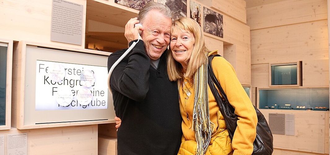 In aufeinandergestapelten Kästen zeigt das Archäologische Museum seine Sammlung. Dabei laden auch interaktive Bereiche, wie Hörstationen zum Verweilen ein. So auch Bernard Rohner aus Wangen bei Olten und Roswitha Heim aus Neuendorf, welche die Ausstellungen als attraktiv und sehr gelungen bezeichneten. (Bild: mim)

