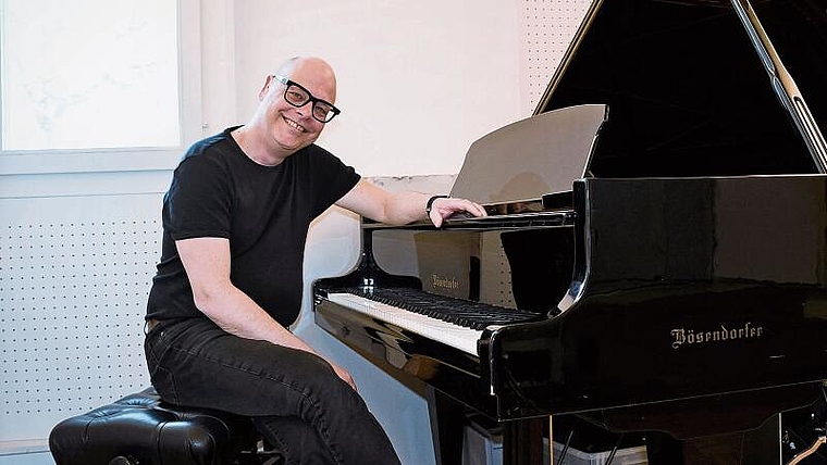 Der Oltner Musiker Roman Wyss am Bösendorfer-Flügel in seinem Tonstudio: «Ich kokettiere gerne damit», sagt er über seine klassische Pianoausbildung. Also stürzt er sich in alle Sparten. Momentan sind es Kleinkunst und Schlager. (Bild: Franz Be