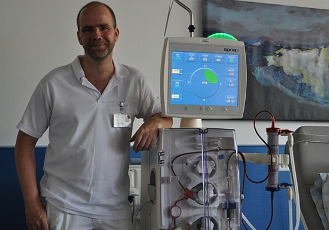 Sympathisch und engagiert - der Stationsleiter Dialyse/Nephrologie Michael Neukirchen. mim)
