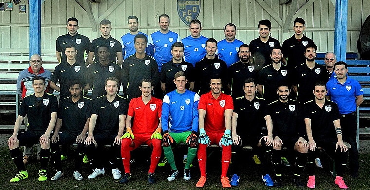 FC Olten-Vizepräsident Jean-Robert Décaillet (2. Reihe l.) und Präsident Claudio Richard (2. Reihe r.) bleiben trotz erfolgreichem Saisonstart realistisch für die Rückrunde in der 2. Liga Interregional. (Bild: ZVG)