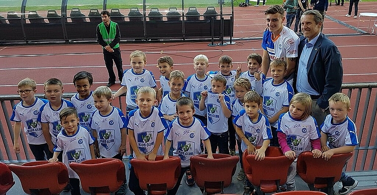 Einen Auftritt mit den «Grossen» hatten die 20 G- und F-Junioren des SC Fulenbach am vergangenen Sonntag im zürcherischen Letzigrund-Stadion. (Bild: ZVG)