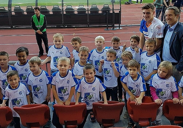 Einen Auftritt mit den «Grossen» hatten die 20 G- und F-Junioren des SC Fulenbach am vergangenen Sonntag im zürcherischen Letzigrund-Stadion. (Bild: ZVG)
