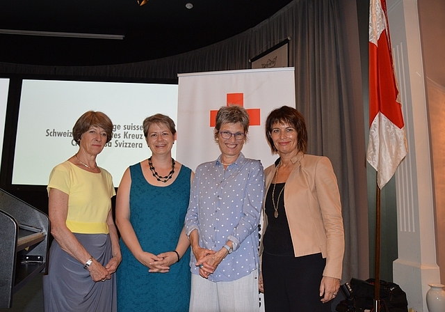 Die Präsidentin des Schweizerischen Roten Kreuzes Annemarie Huber-Hotz (l.) und Bundespräsidentin Doris Leuthard (r.) übergaben pro pallium-Geschäftsleiterin Cornelia Mackuth-Wicki und
