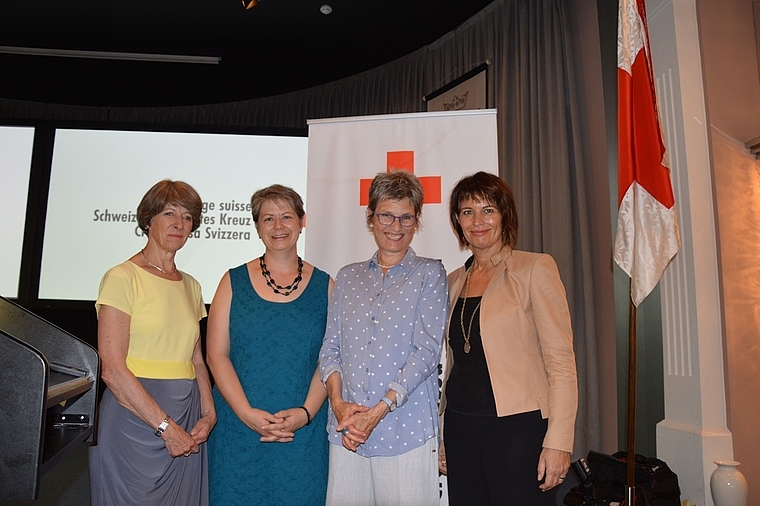 Die Präsidentin des Schweizerischen Roten Kreuzes Annemarie Huber-Hotz (l.) und Bundespräsidentin Doris Leuthard (r.) übergaben pro pallium-Geschäftsleiterin Cornelia Mackuth-Wicki und
