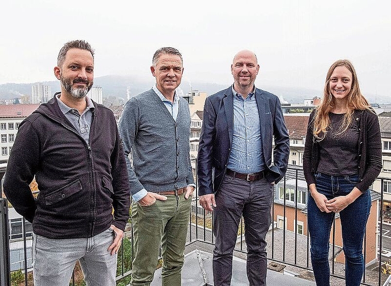 Das Pumptrack-Team und Wirtschafts-Vertreter freuen sich über die Zusammenarbeit (v.l.): Mario Schmuziger, Pumptrack-Team, Fabian Aebi, Mobiliar Generalagentur Olten, André Schaad, Raiffeisenbank Olten, und Antonia Orlik. (Bild: ZVG)