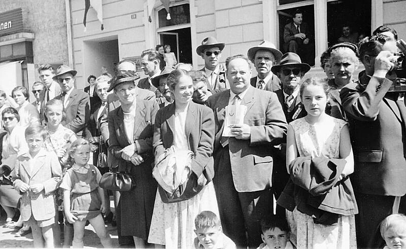 Zahlreiches Publikum, hier an der Ringstrasse, säumte die Route des Jubiläumsumzugs. (Bild: ZVG Hans Vögeli)