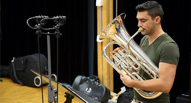 Fabian Bloch während dem Einspielen der ersten Solo-CD im Berner Studio. (Bild: Fotografie Wolf)