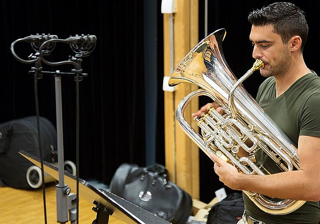 Fabian Bloch während dem Einspielen der ersten Solo-CD im Berner Studio. (Bild: Fotografie Wolf)