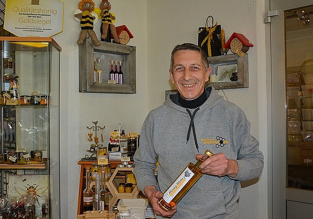 Geht mit gutem Beispiel voran: Hobby-Imker René von Arb nimmt am 1. Männerkoffermarkt in Olten teil. (Bild: vwe)