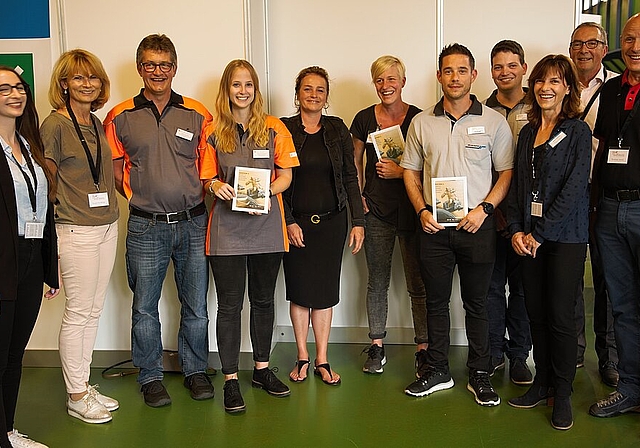 Catherine Bloch (5. v.l.) von Karl’s kühne Gassenshow mit den Gewinnern des Aussteller Awards und dem OK der BiM Aareland 2018. (Bild: ZVG)