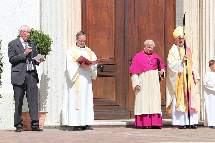 (v.l.) Kirchgemeindepräsident Kurt Stutz, Pfarrer Kai Fehringer, der emeritierte Bischof Hans Gerny und Bischof Dr. Harald Rein während der Zeremonie vor der Stadtkirche Olten. (Bild: mim)
