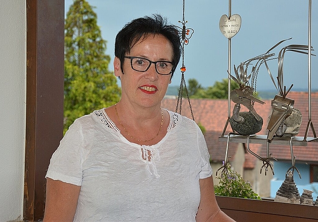 Katrin Erb auf dem gemütlichen Balkon ihres renovierten Bauernhauses. B. Beyeler)