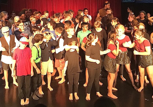 Der Theaterzirkus Wunderplunder und die fünften und sechsten Klassen des Schulhauses Bannfeld präsentierten am Freitag, 14. September ihr eigens einstudiertes Zirkus-Programm. (Bild: ZVG)