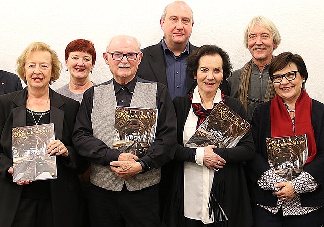 Mitglieder der Redaktionskommission und Mitwirkende rund um Prof. Dr. Peter André Bloch (Vierter v.l.) mit der 78. Ausgabe der Oltner Neujahrsblätter. (Bild: mim)