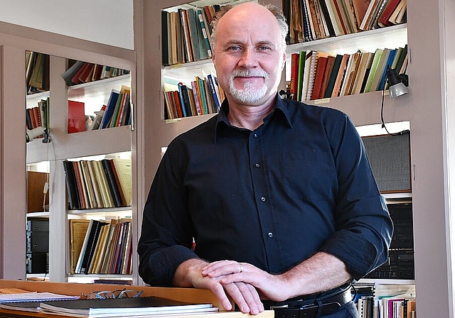 Patrick Oetterli in seinem Arbeitszimmer im alten Bauernhaus in Trimbach: «Als Gesangslehrer bin ich so etwas wie ein Austerntaucher.» (Bild: Franz Beidler)