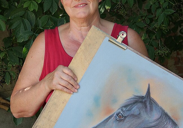 Um das Pferd schwarz wirken zu lassen, hat es Cordula Bärtschi mit Kreidenstrichen in dreissig verschiedenen Farbtönen zu Papier gebracht. (Bild: Sonja Furter)