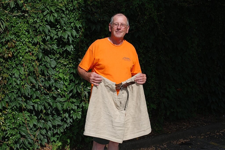 Präsident Hans Schmid mit den Zwilchhosen. (Bild: rgs)
