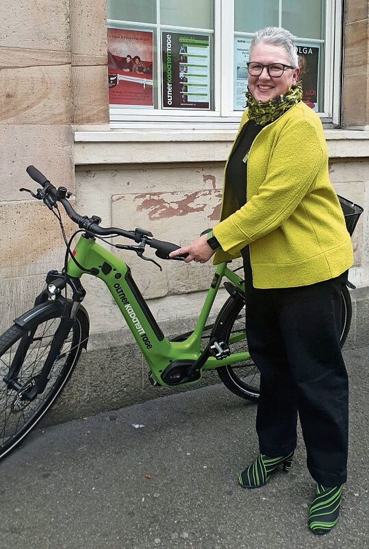 Nachhaltig unterwegs mit dem Velo der Oltner Kabaretttage: Cornelia Kaeser-Günther ist mit viel Herzblut bei den Oltner Kabarett-Tagen dabei. (Bild: Tamara Bindt)