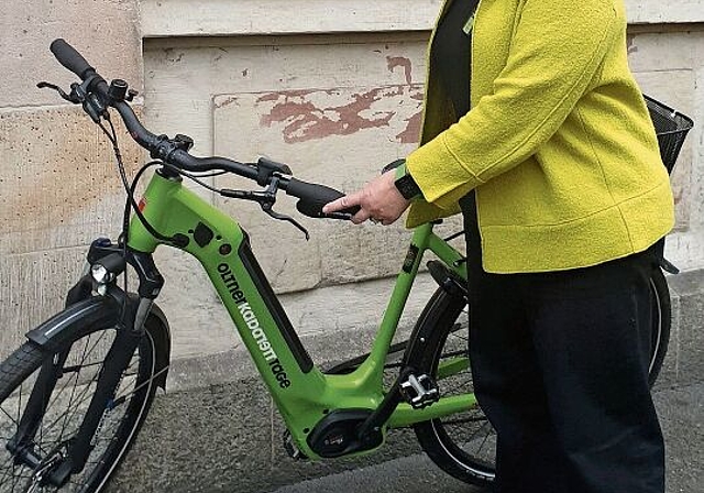 Nachhaltig unterwegs mit dem Velo der Oltner Kabaretttage: Cornelia Kaeser-Günther ist mit viel Herzblut bei den Oltner Kabarett-Tagen dabei. (Bild: Tamara Bindt)