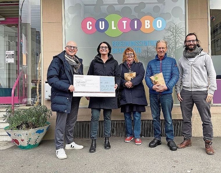 Die Check-Übergabe mit (v.l.) Deny Sonderegger (Präsident Region Olten Tourismus), Daniela Oppliger (Co-Präsidentin Cultibo), Siv Lehmann (Sprachkursleiterin), Werner Menzi (Sprachkursleiter) und Marco Perucchi (Zentrumsleiter). (Bild: ZVG)