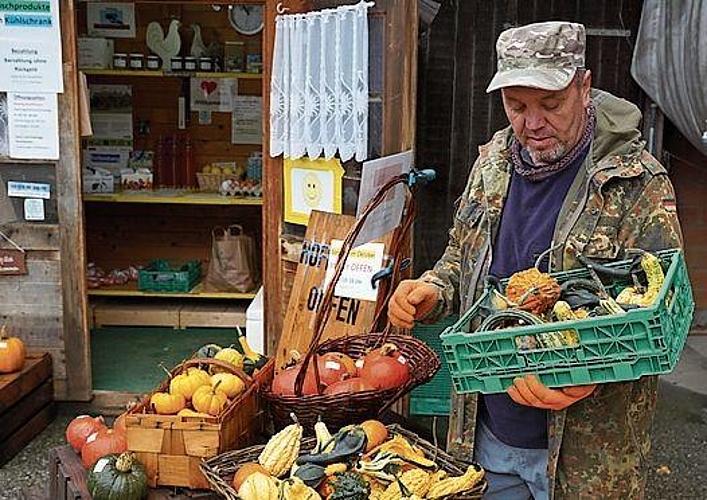 Der Angestellte Gregor Kapron bestückt die Körbe mit Nachschub.
