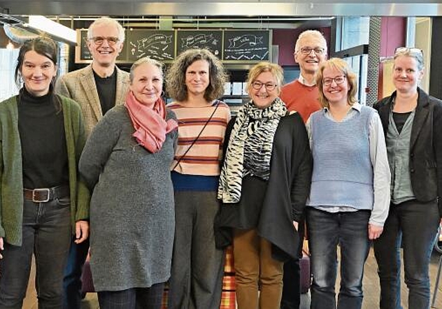 Sie informierten über die reichhaltigen Pläne im Oltner Kulturjahr – mit Schwerpunkt Franz Hohler: Exponentinnen und Exponenten der städtischen Kulturbetriebe sowie Stadtschreiber Markus Dietler (hinten rechts) und Stadtpräsident Thomas Marbet 