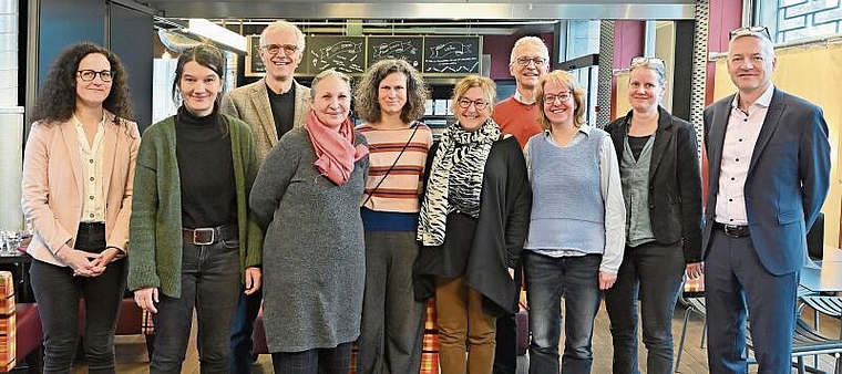 Sie informierten über die reichhaltigen Pläne im Oltner Kulturjahr – mit Schwerpunkt Franz Hohler: Exponentinnen und Exponenten der städtischen Kulturbetriebe sowie Stadtschreiber Markus Dietler (hinten rechts) und Stadtpräsident Thomas Marbet