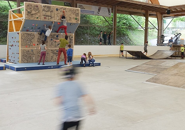 Am Samstag, 28. April feiert die Genossenschaft Trendsporthalle Olten gemeinsam mit den Rollbrätt Buebe die diesjährige Saisoneröffnung des Skate- und Boulderparks im Oltner Kleinholz. (Bild: ZVG)