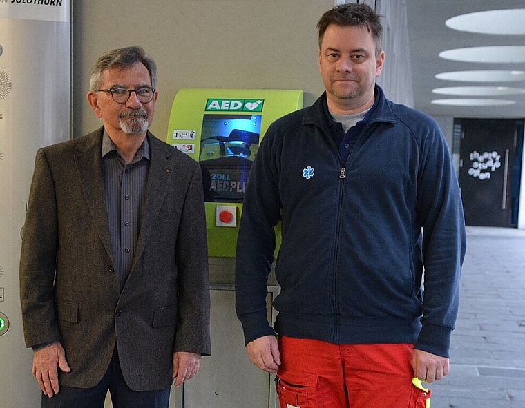 Stiftungsrat Dr. Rudolf Stäubli und ärztlicher Leiter Rettungsdienst SOH Dr. med. Oliver Reisten präsentierten den öffentlich zugänglichen Defibrillator beim Stadthauseingang in Olten. (Bild: vwe)