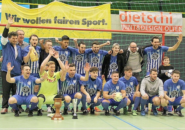 Die 16 Mannschaften am diesjährigen 40. Hallenturnier des FC Fortuna Olten spielen um einen neuen Wanderpokal. Den bisherigen durfte der FC Olten 2018 (Bild) nach dem dritten Turniersieg in Serie mit ins Clubhaus nehmen. (Bild: Archiv/S. Furter)