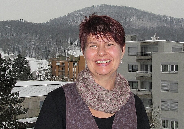 Petra von Arx geniesst den Ausblick aus ihrer Wohnung im vierten Stock. vwe)
