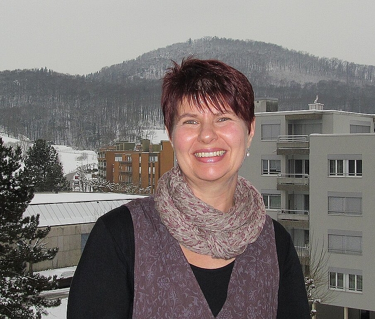 Petra von Arx geniesst den Ausblick aus ihrer Wohnung im vierten Stock. vwe)