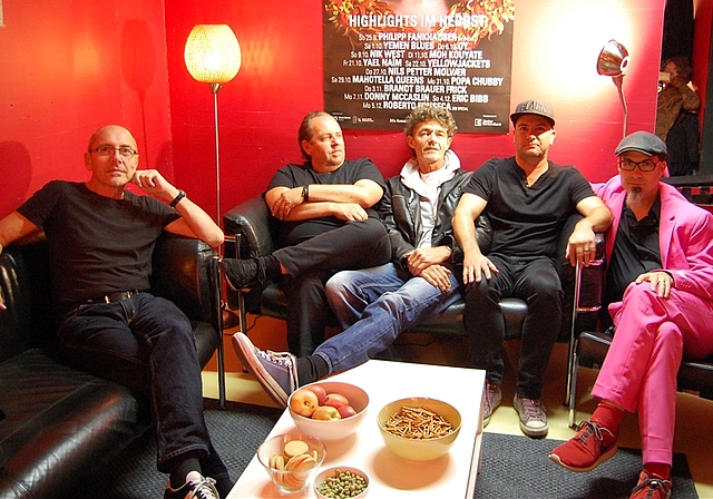 Die Band Tango Zoo mit (v.l.) Jean-Pierre Schaller, André Kunz, Andy Brugger, Marc Jufer und Christoph Flueler spielt morgen im Bärechäller. (Bild: ZVG)