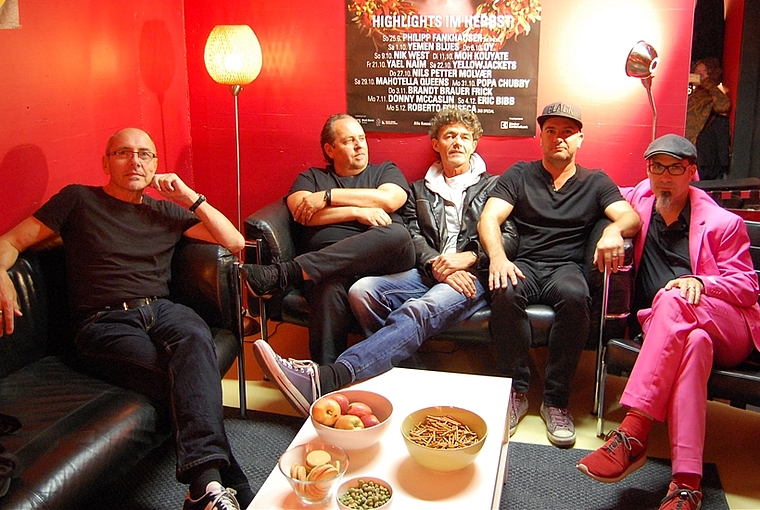 Die Band Tango Zoo mit (v.l.) Jean-Pierre Schaller, André Kunz, Andy Brugger, Marc Jufer und Christoph Flueler spielt morgen im Bärechäller. (Bild: ZVG)