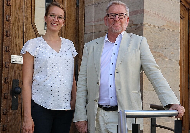 Freuen sich auf den morgigen Start in die Saison und nutzen die nächsten Monate für die Einarbeitung: Stadttheater-Direktorin Edith Scott und der bisherige Direktor Herbert Schibler. (Bild. mim)