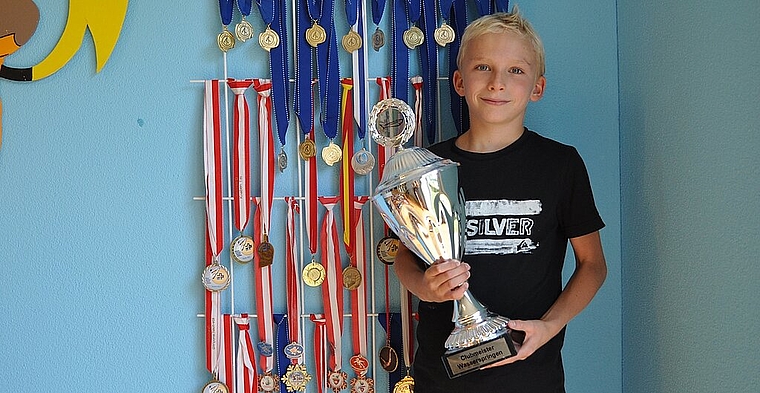 Vom Kinderzimmer aufs Podest: Noah Ludin gewann letzten Samstag zum zweiten Mal den Clubmeister-Pokal. jpi)