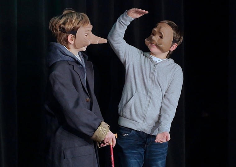 Mit Masken in Anlehnung an die Commedia dell’Arte zeigen elf Kinder von Theater JUcKT ein freches Stück Theater. (Bild: ZVG)