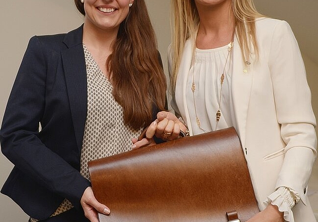 (v.l.) Tina Koch, neue Präsidentin 2018, übernimmt das Zepter von der abtretenden Präsidentin 2017 Sonja Stalder. (Bild: ZVG)