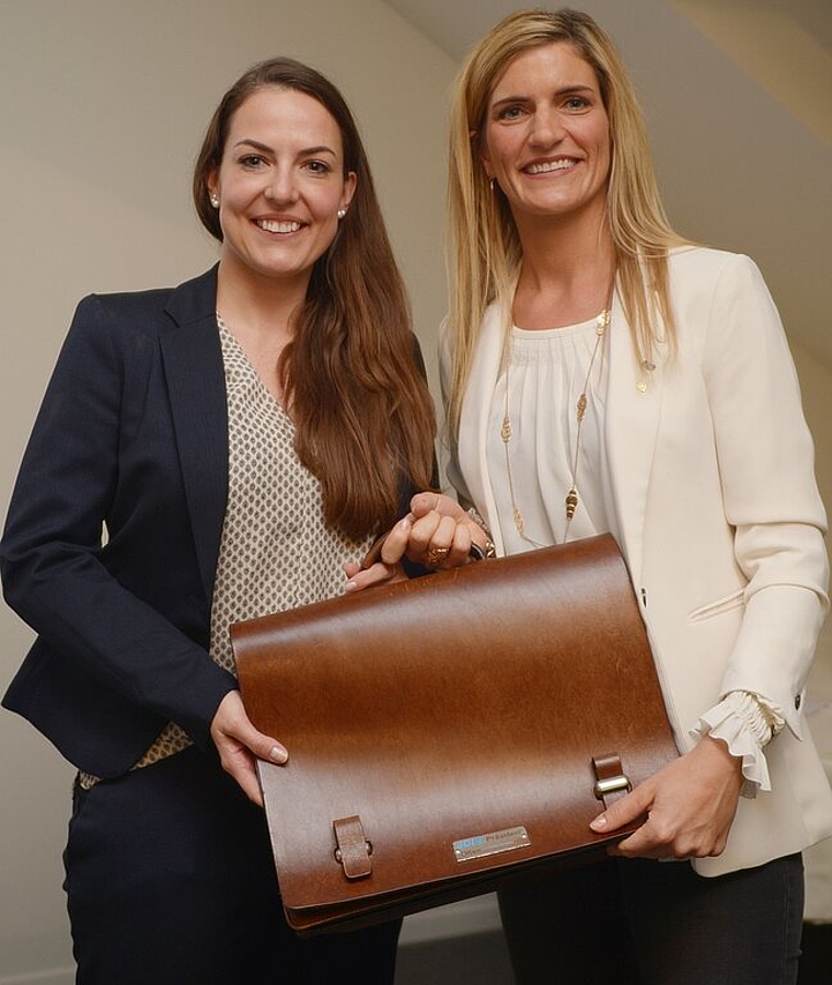 (v.l.) Tina Koch, neue Präsidentin 2018, übernimmt das Zepter von der abtretenden Präsidentin 2017 Sonja Stalder. (Bild: ZVG)