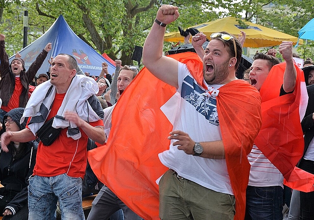 Ab heute, 14. Juni kann in den regionalen Public Viewings wieder mitgejubelt werden. Das erste Spiel der Schweizer Nati wird am Sonntag, 17. Juni ab 20 Uhr beispielsweise auf der LED-Wand vor der Oltner Schützi gezeigt. (Bild: Archiv/vwe)